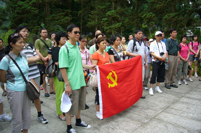 小井烈士墓前聆听井冈山革命斗争史