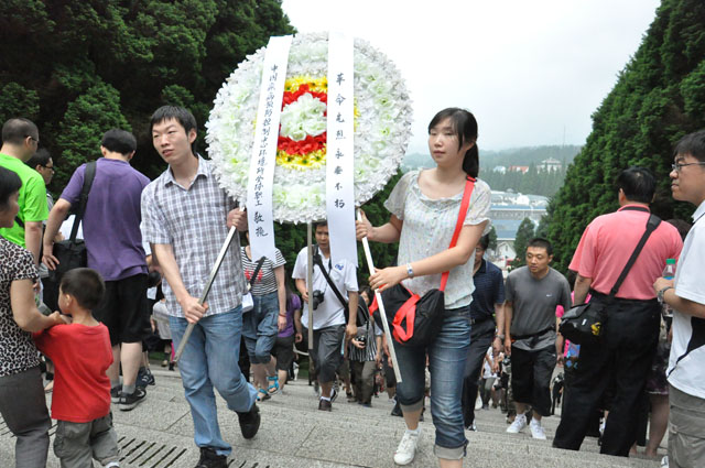 向烈士陵园敬献花圈